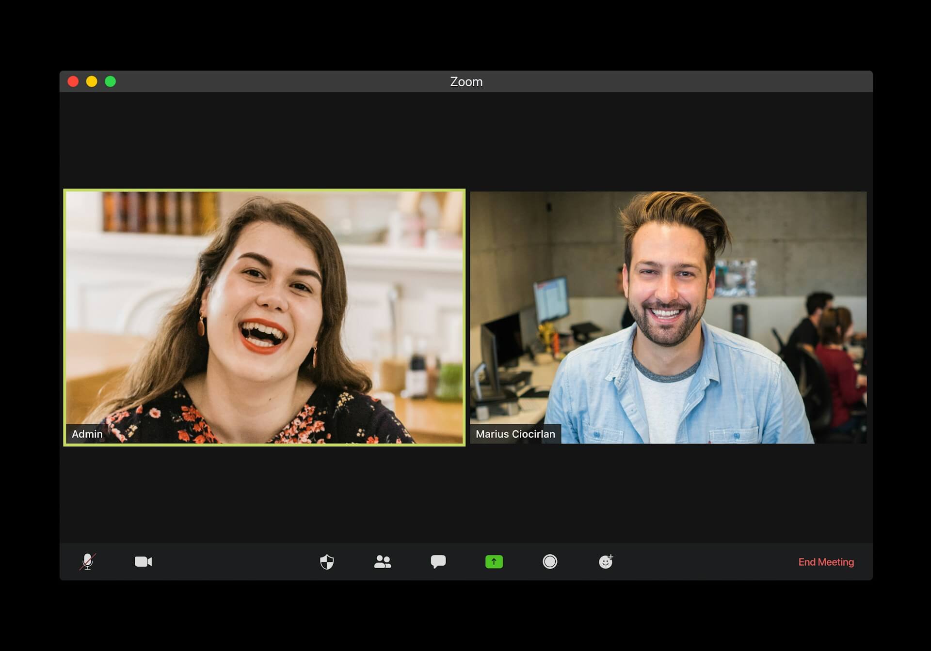 Import Wiederverkauf Grenzüberschreitend EG Zwei Personen lächeln während eines Videoanrufs. Die Frau auf der linken Seite und der Mann auf der rechten Seite werden in der Zoom-Meeting-Oberfläche separat angezeigt.